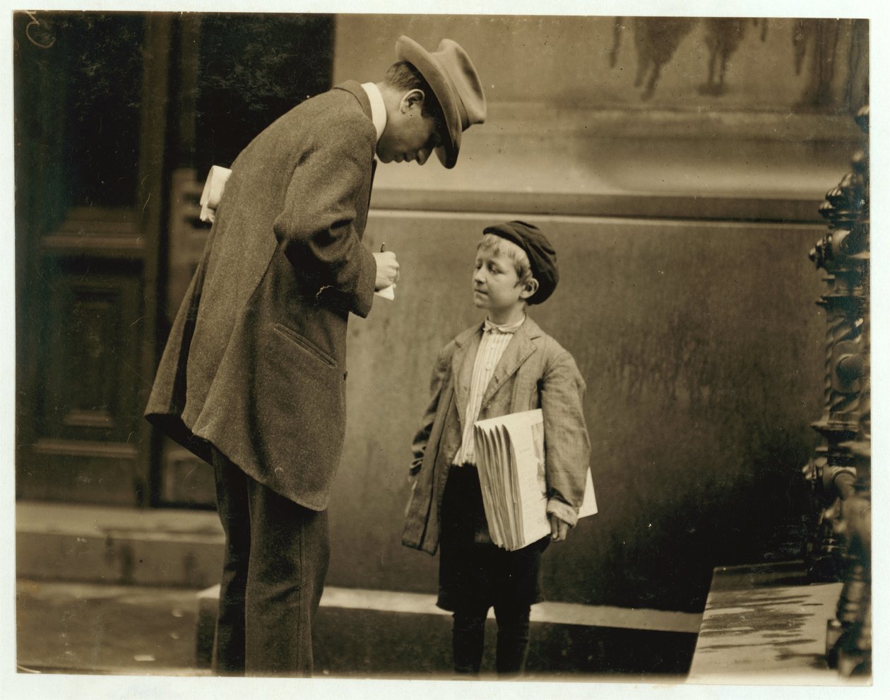 Niño vendedor de periódicos de 8 años, Michael McNelis, que acababa de recuperarse de su segundo ataque de neumonía, vendiendo periódicos en una tormenta, Filadelfia, Pensilvania, 1910 de Lewis Wickes Hine