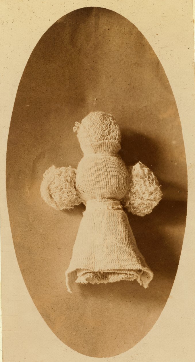 Una muñeca hecha con material de desecho por una niña en una tejeduría donde trabaja su madre de Lewis Wickes Hine