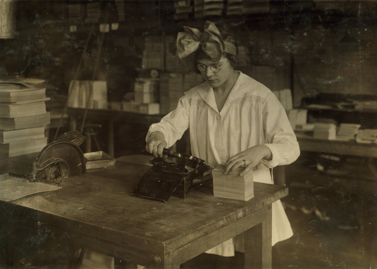 Una chica estampa etiquetas en la Boston Index Card Co. en 113 Purchase Street en Boston, Massachusetts. de Lewis Wickes Hine