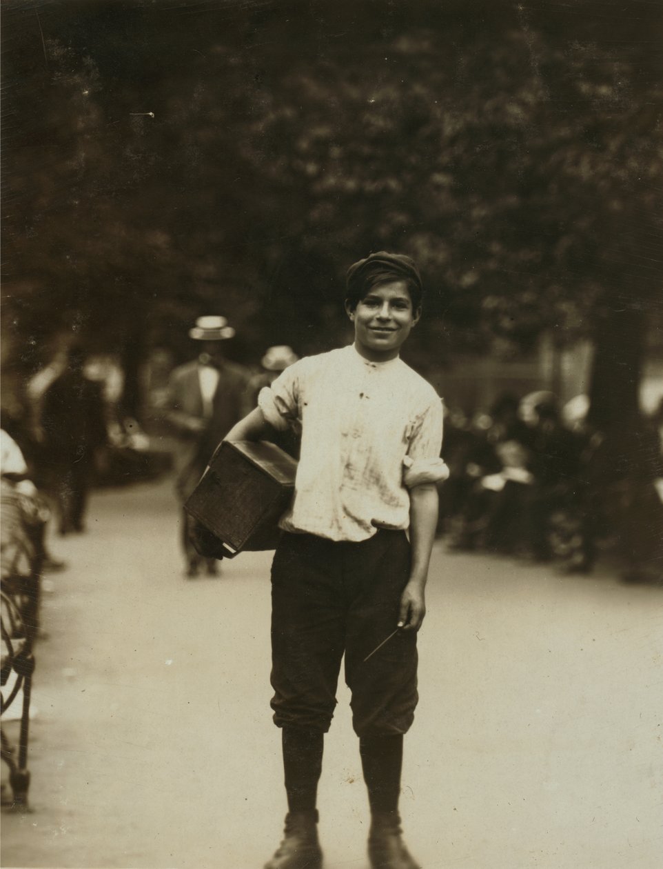 Un joven limpiabotas trabajando en Union Square, Nueva York de Lewis Wickes Hine