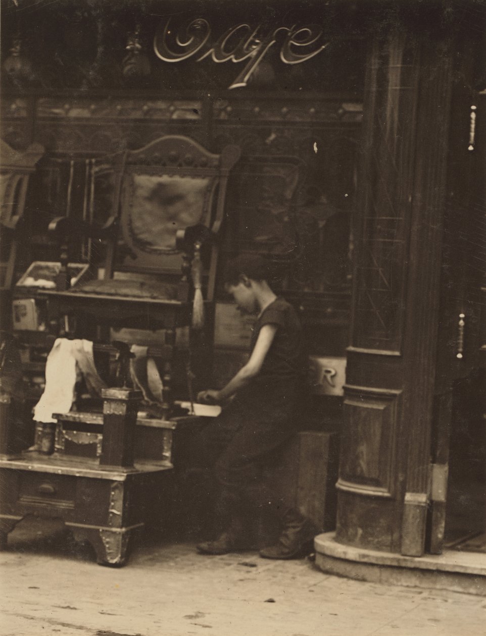 Un joven limpiabotas trabajando en Canal Street en Nueva York de Lewis Wickes Hine