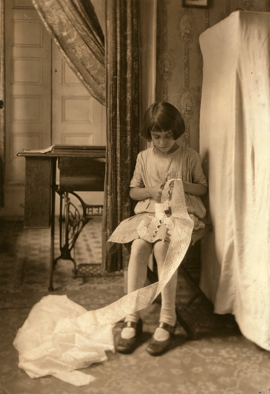 Una joven cortando encaje en su casa de Nueva York de Lewis Wickes Hine