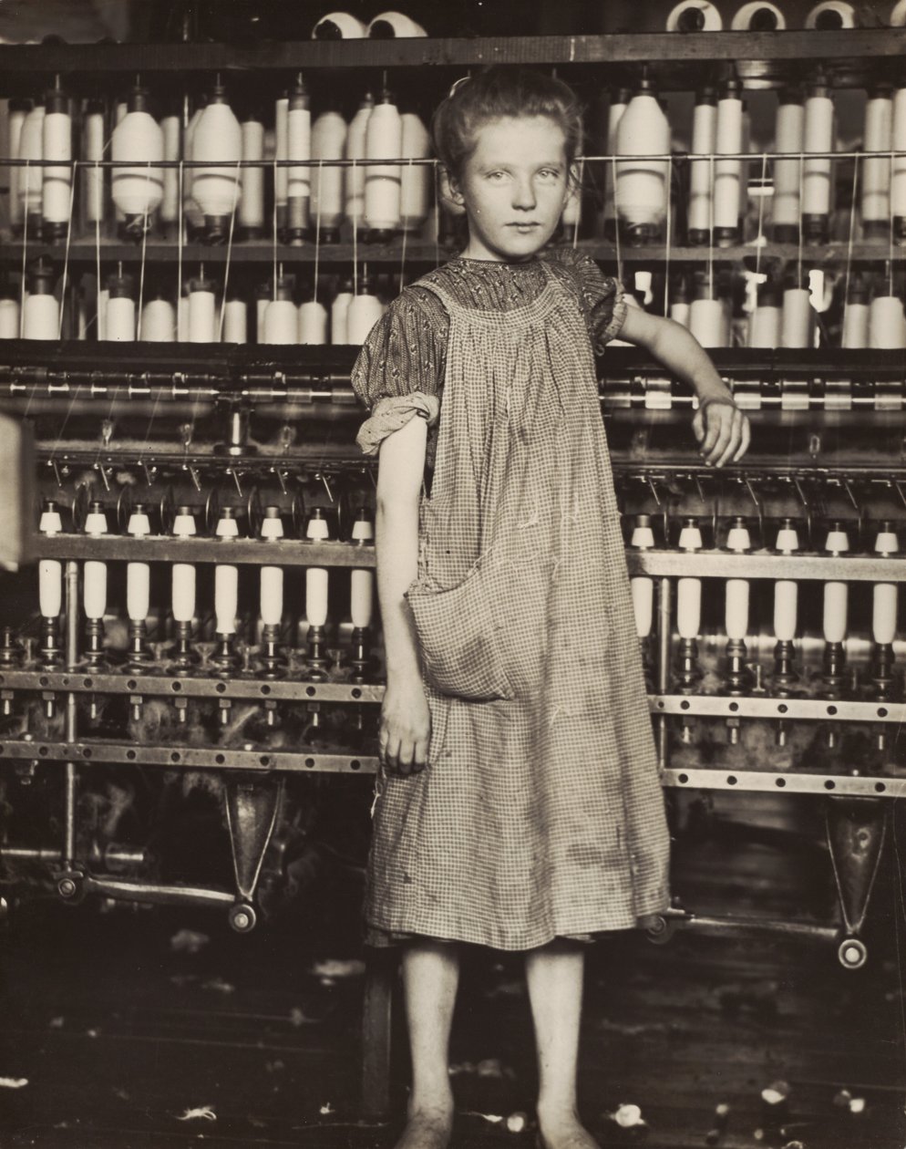 Addie Card, de 12 años. Hilandera en una fábrica de algodón, North Pownal, Vermont de Lewis Wickes Hine
