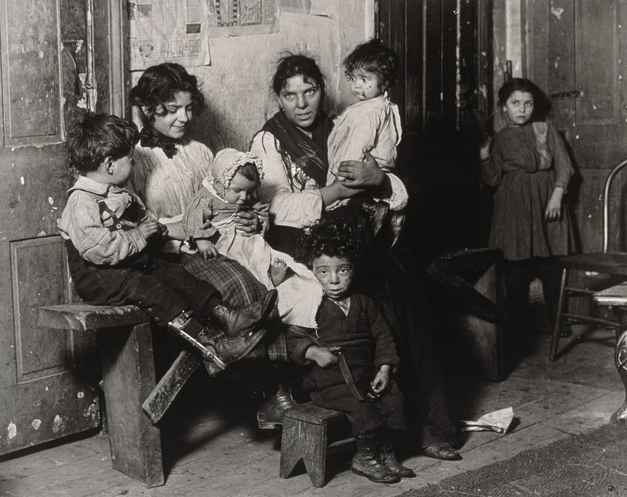 Un hogar italiano cerca de Hull House, Chicago, 1910 de Lewis Wickes Hine
