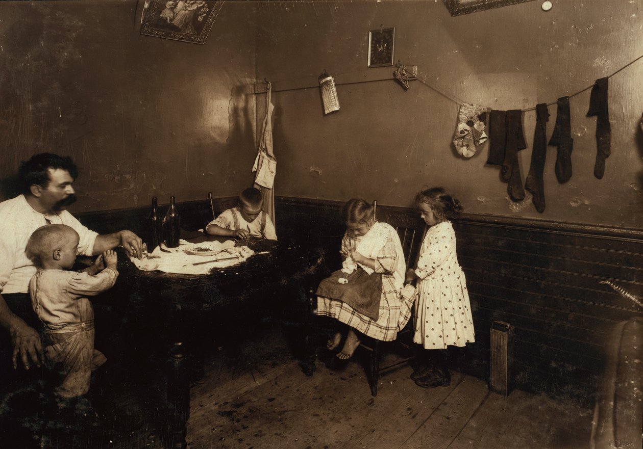Annie Fedele haciendo ganchillo en la cocina de su casa de vecindad en Sommerville, Massachusetts. de Lewis Wickes Hine
