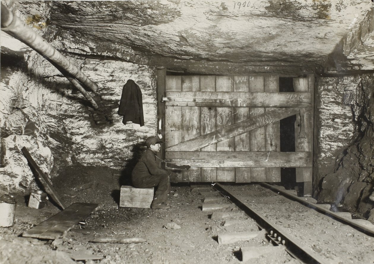 Niño esperando a que pase el carbón de Lewis Wickes Hine