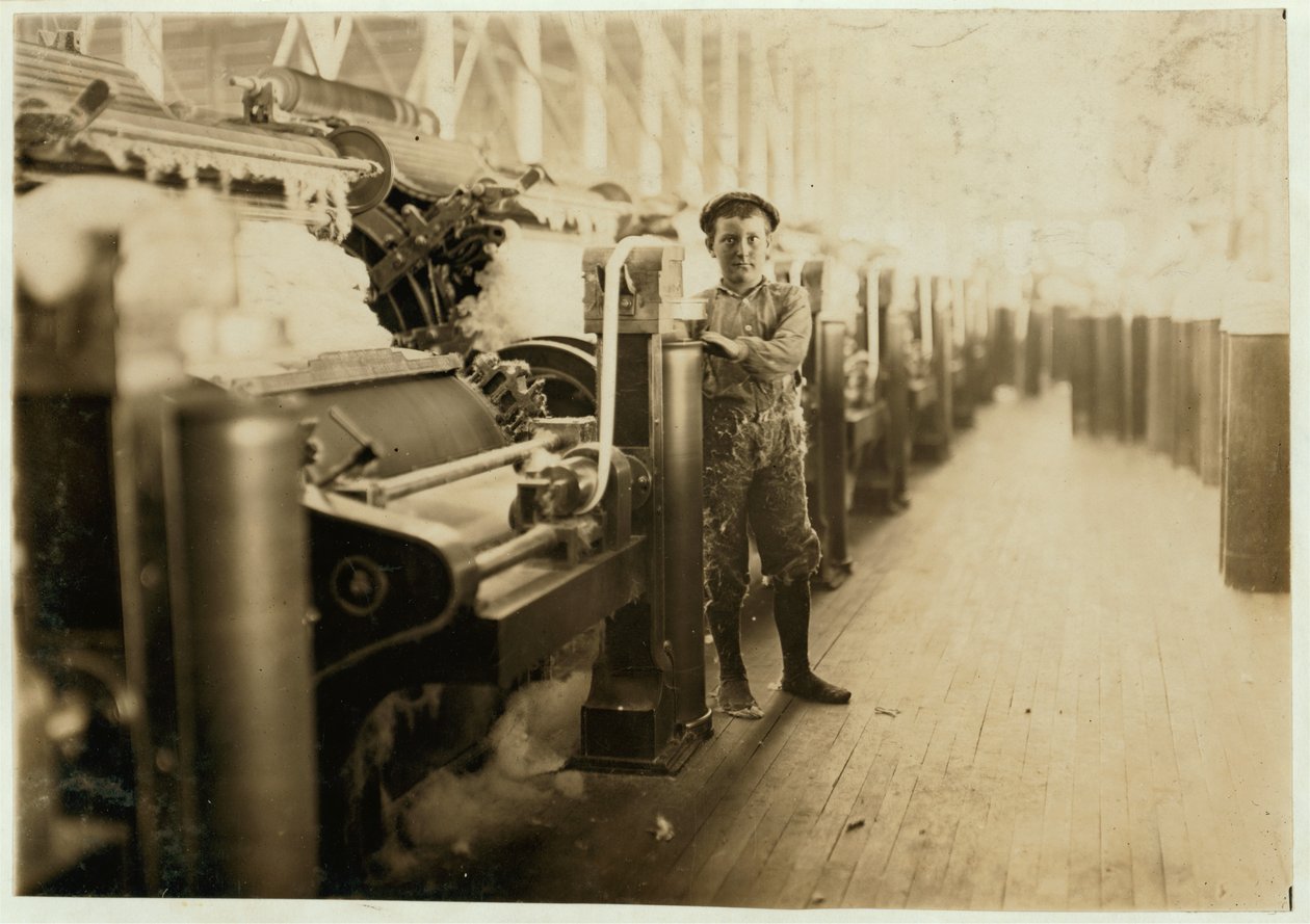 Niño barrendero junto a máquinas de cardado en Lincoln Cotton Mills, Evansville, Indiana, descalzo en un suelo resbaladizo, 1908 de Lewis Wickes Hine