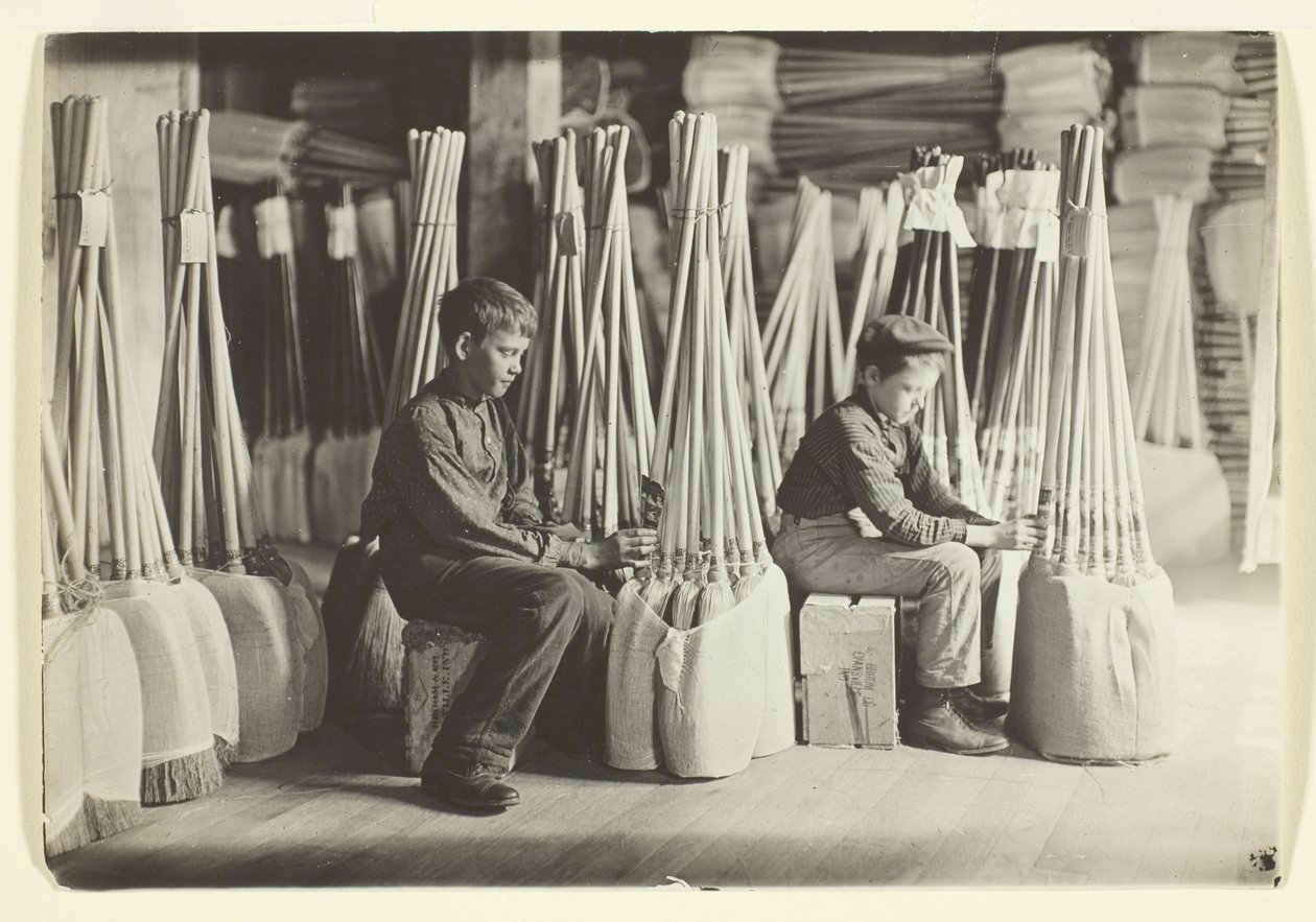 Muchachos en la sala de empaquetado, Brown Mfg. Company, Evansville, Ind. de Lewis Wickes Hine
