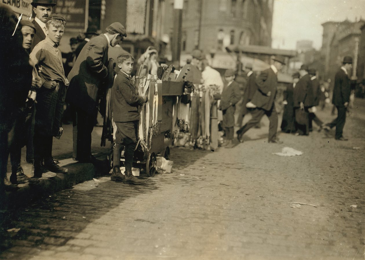 Chicos vendiendo nociones en la calle en Boston, Massachusetts de Lewis Wickes Hine