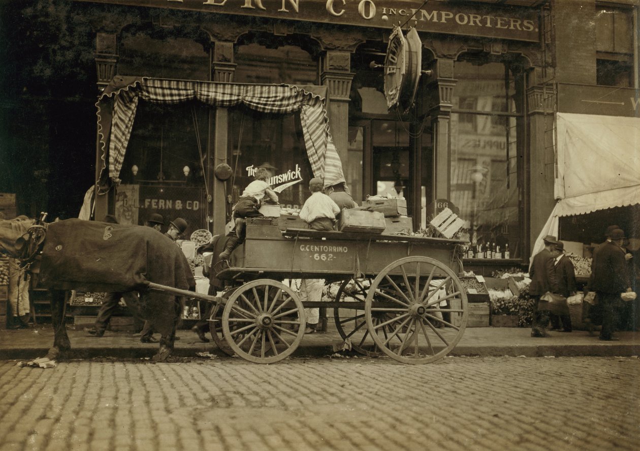 Niños vendiendo verduras en el mercado de Boston, Massachusetts de Lewis Wickes Hine