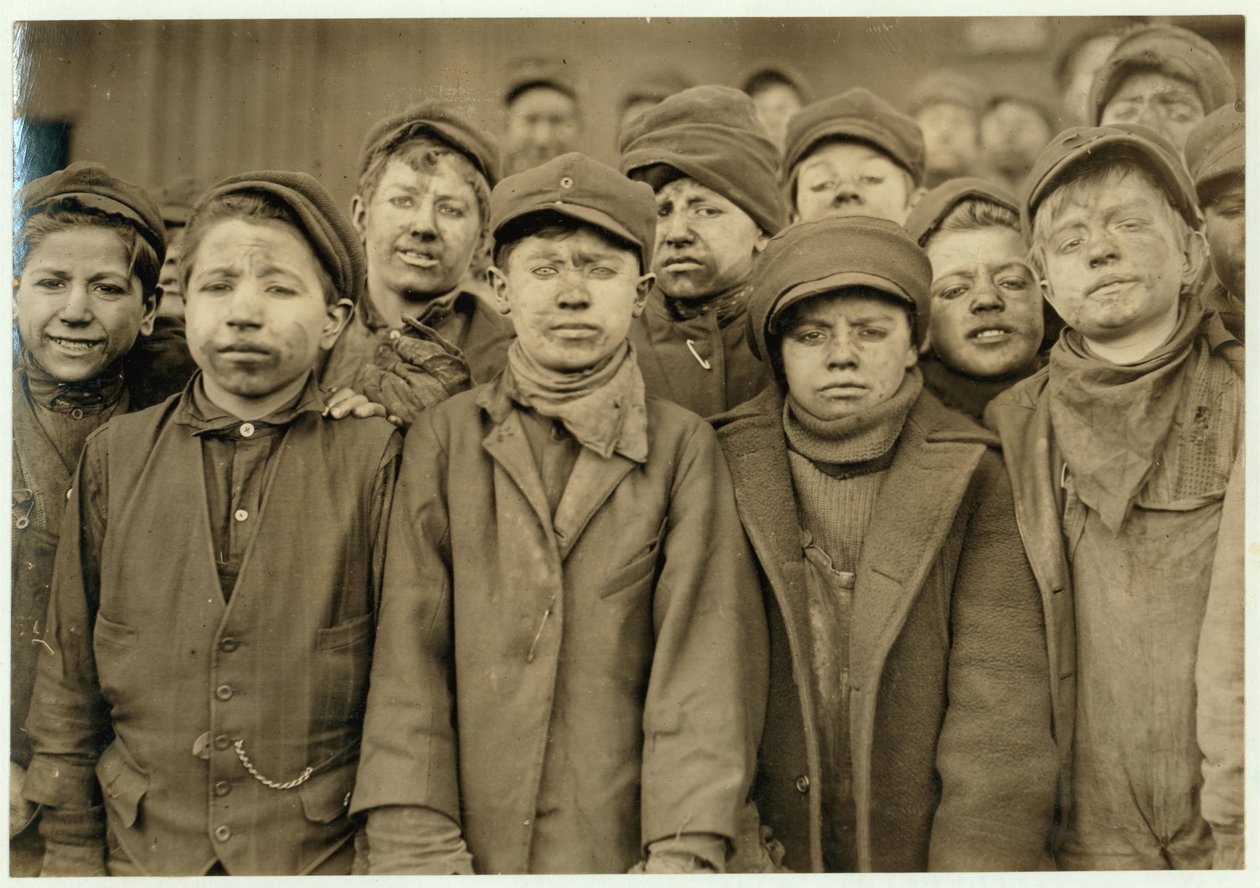 Niños rompedores (que clasifican carbón a mano) en Hughestown Borough Coal Co. Pittston, Pensilvania, 1911 de Lewis Wickes Hine