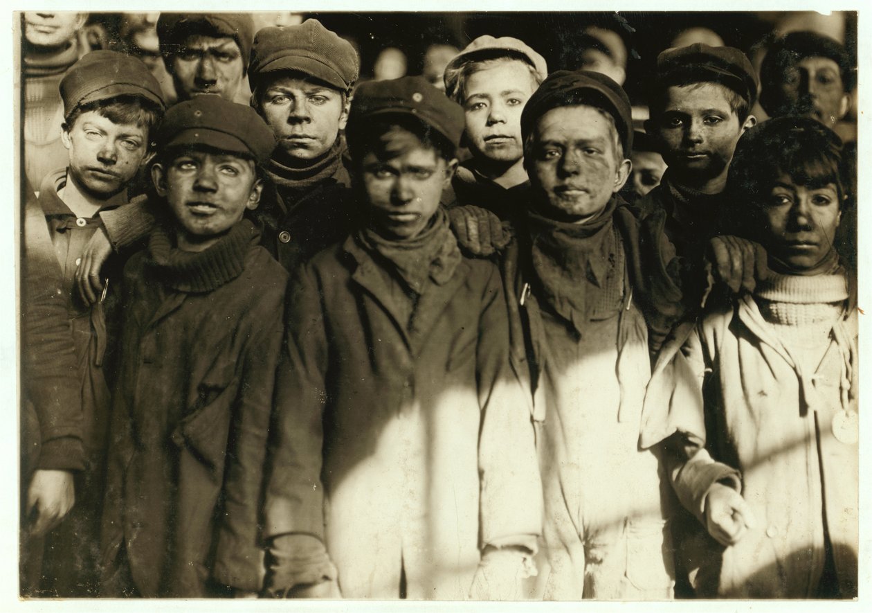 Niños rompedores (que clasifican carbón a mano) en Hughestown Borough Coal Co. Pittston, Pensilvania, 1911 de Lewis Wickes Hine