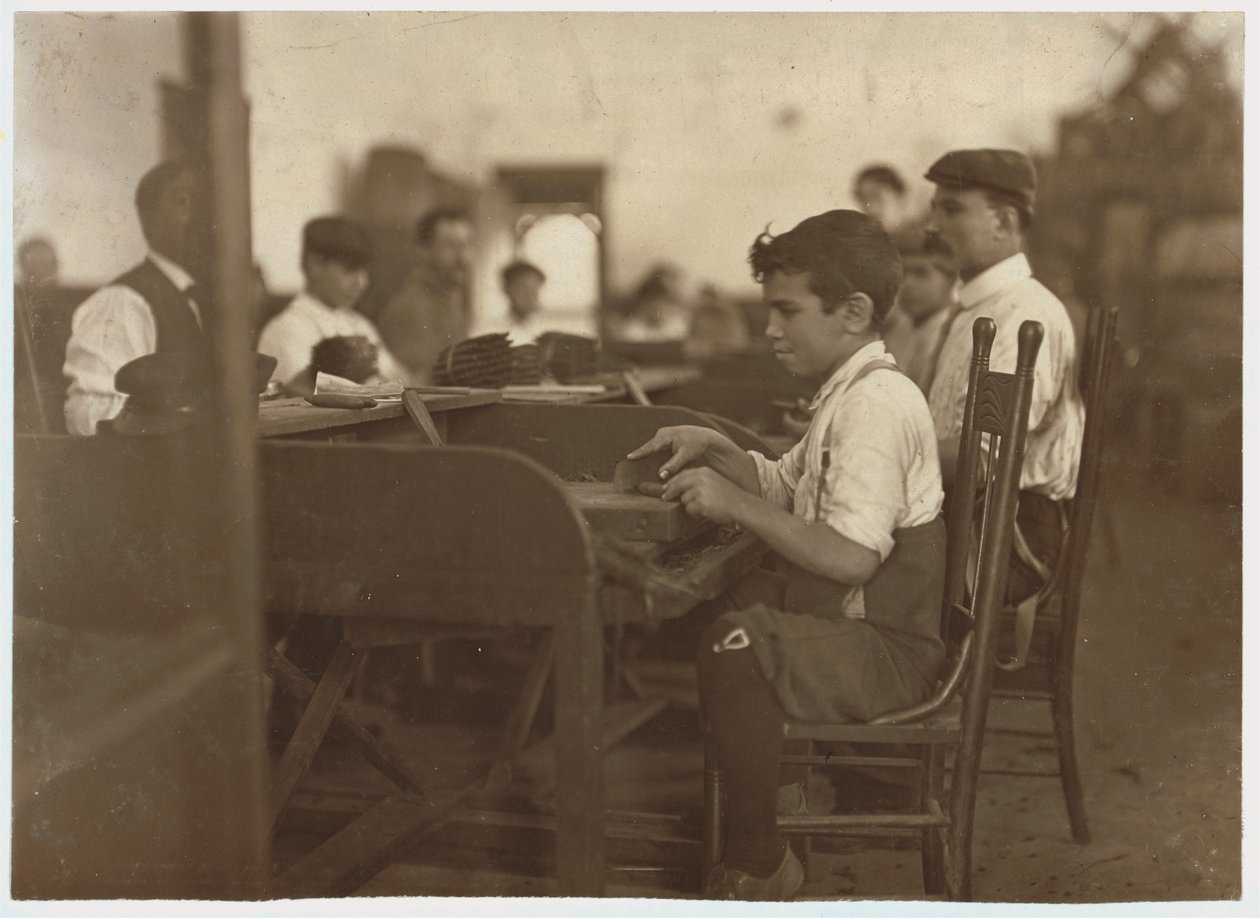 Aprendiz infantil en la Fábrica de Cigarros De Pedro Casellas, Tampa, Florida, 1909 de Lewis Wickes Hine