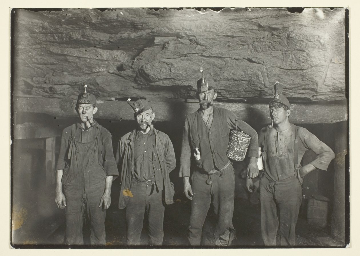 En las profundidades de una mina de carbón de Virginia Occidental, los mineros vuelven a casa de Lewis Wickes Hine