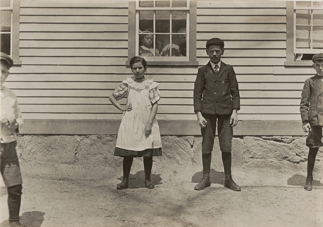 Edward St. Germain y su hermana Delia, trabajadores de la fábrica, Phoenix, Rhode Island, abril de 1909, 3379 de Lewis Wickes Hine