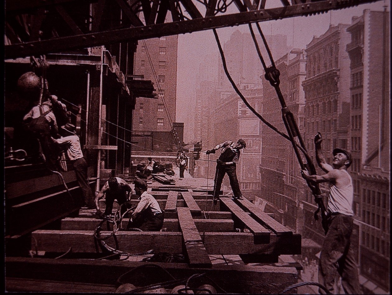 Edificio Empire State en construcción, mostrando una cuadrilla de levantamiento en acción de Lewis Wickes Hine
