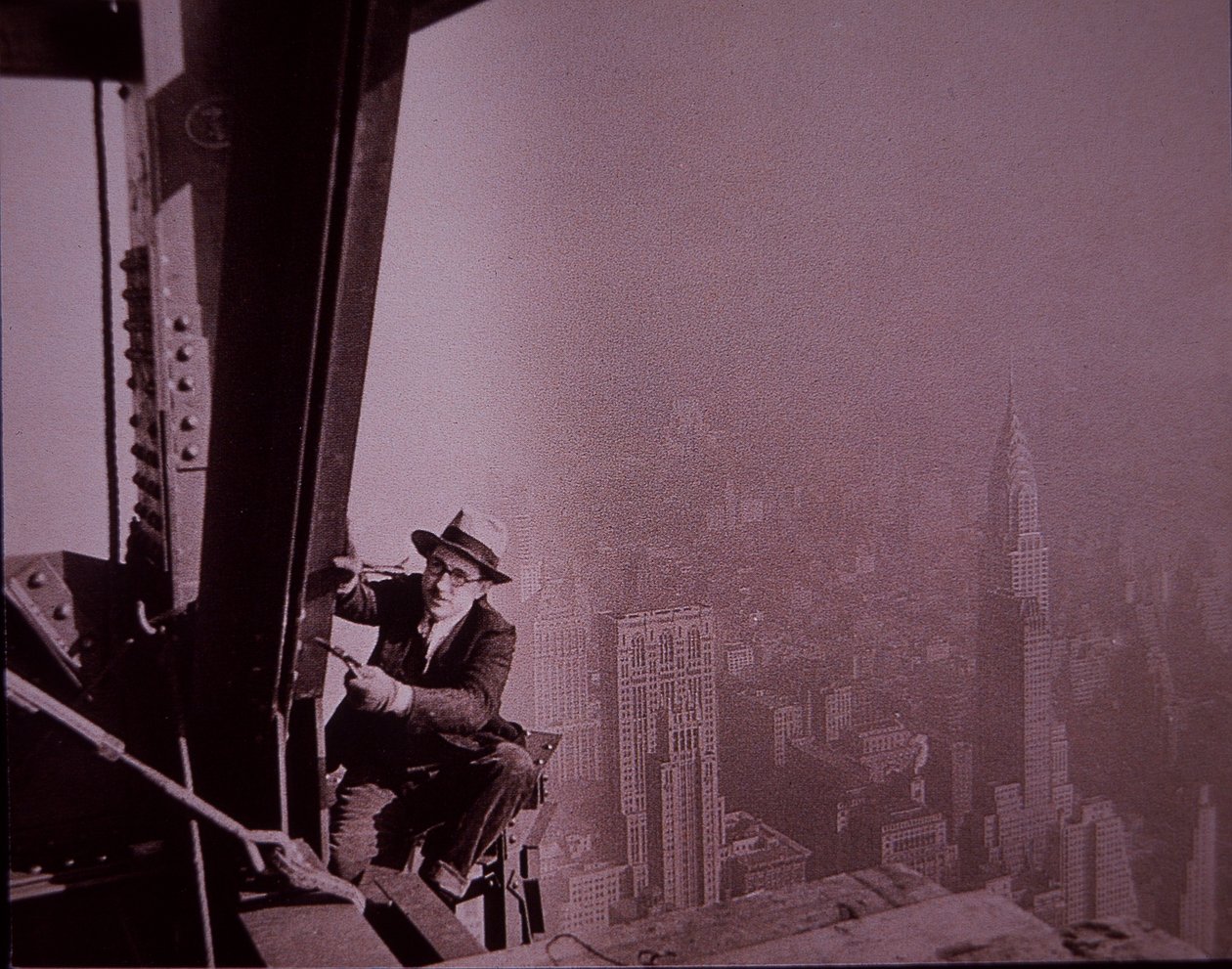 Empire State Building en construcción, mostrando a un inspector revisando el trabajo de Lewis Wickes Hine
