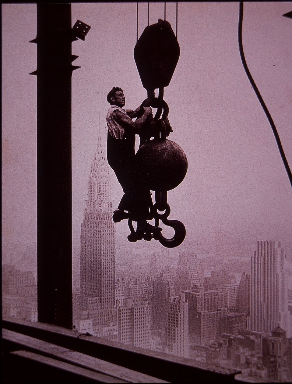 Empire State Building en construcción, mostrando a un miembro del equipo de grúas de Lewis Wickes Hine