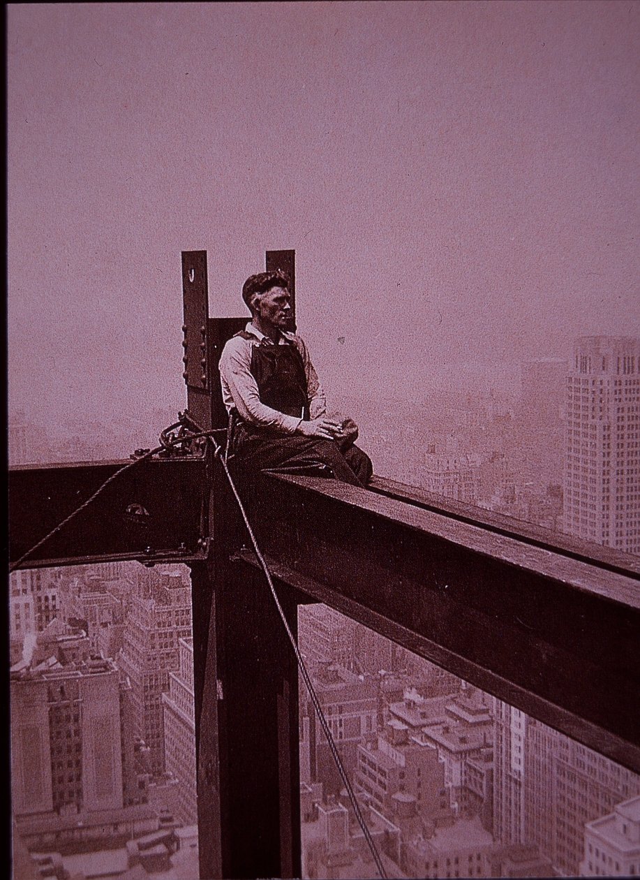 Empire State Building en construcción, mostrando a un trabajador tomando un descanso de Lewis Wickes Hine