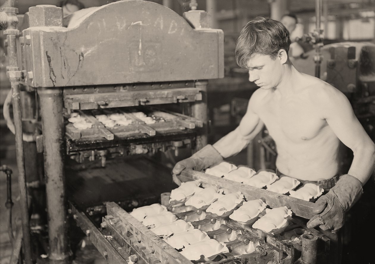 Trabajador de Fábrica en la Compañía de Caucho Paragon, Massachusetts, 1936 de Lewis Wickes Hine