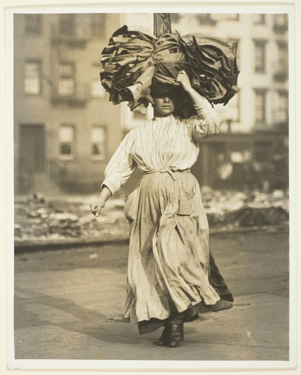 Primer trabajo en América, un inmigrante italiano lleva ropa a una casa de vecindad de Lewis Wickes Hine
