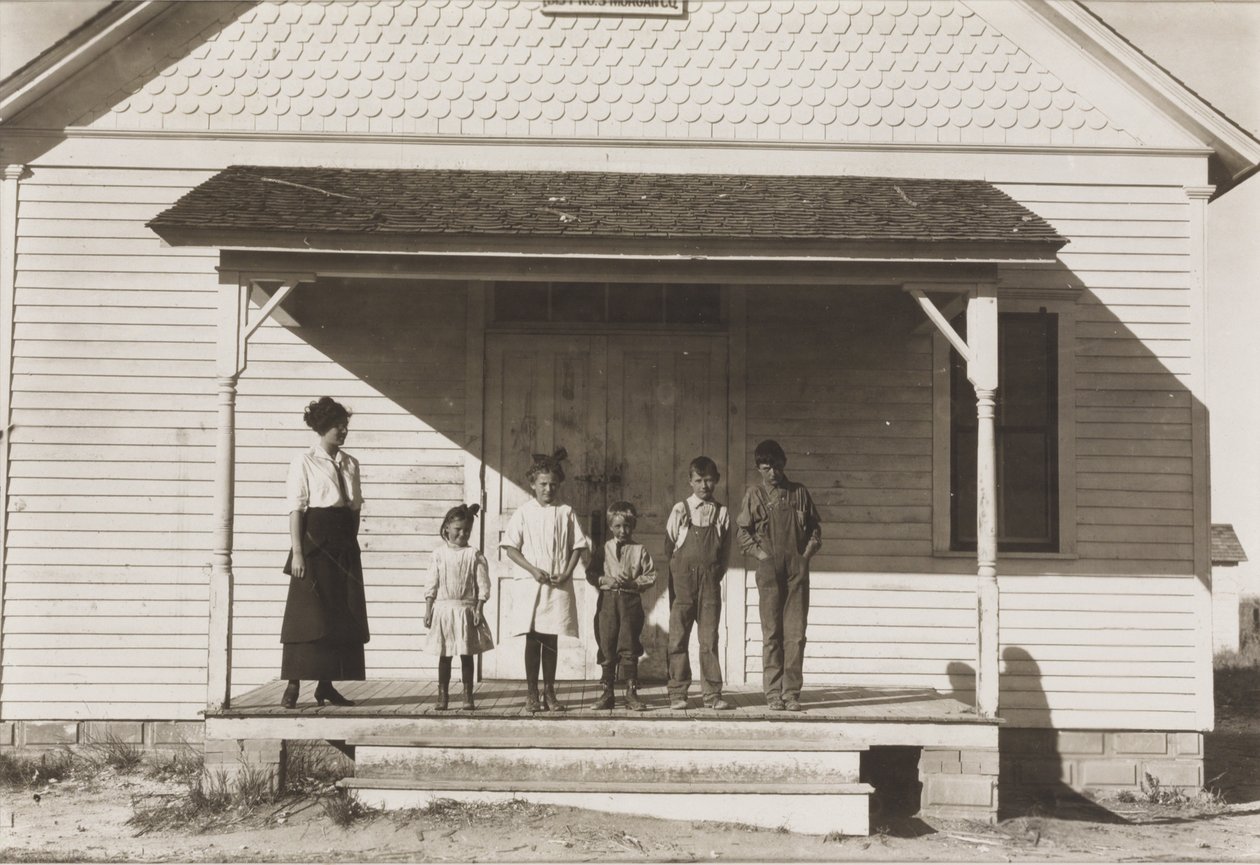 Cinco alumnos presentes en la Escuela No. 6, Distrito 3, Fort Michigan, Colorado de Lewis Wickes Hine