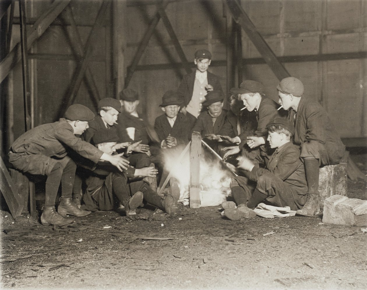 Pandilla de vendedores de periódicos a las 10:00 p.m., 1910 de Lewis Wickes Hine