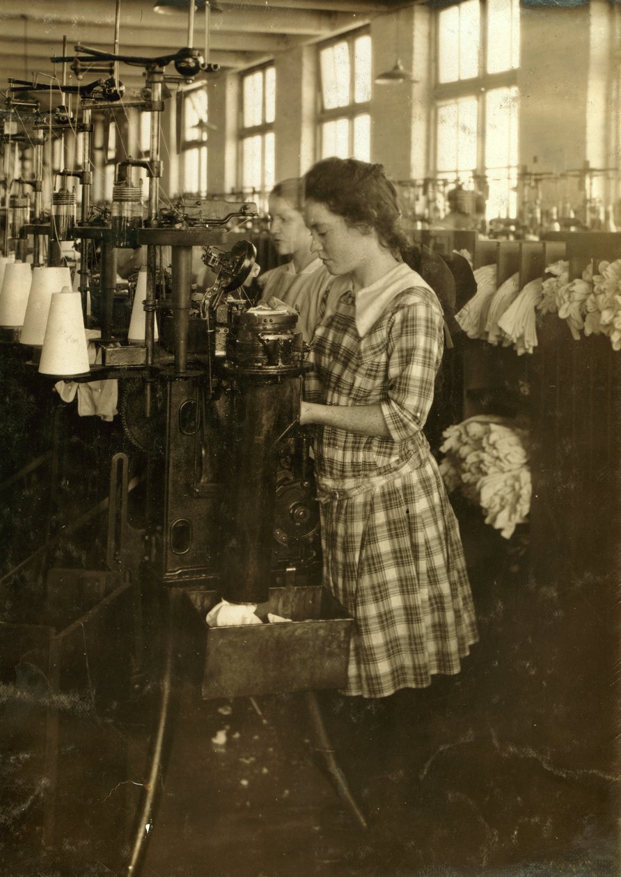 Chicas haciendo medias en Ipswich Mills en Boston, Massachusetts de Lewis Wickes Hine