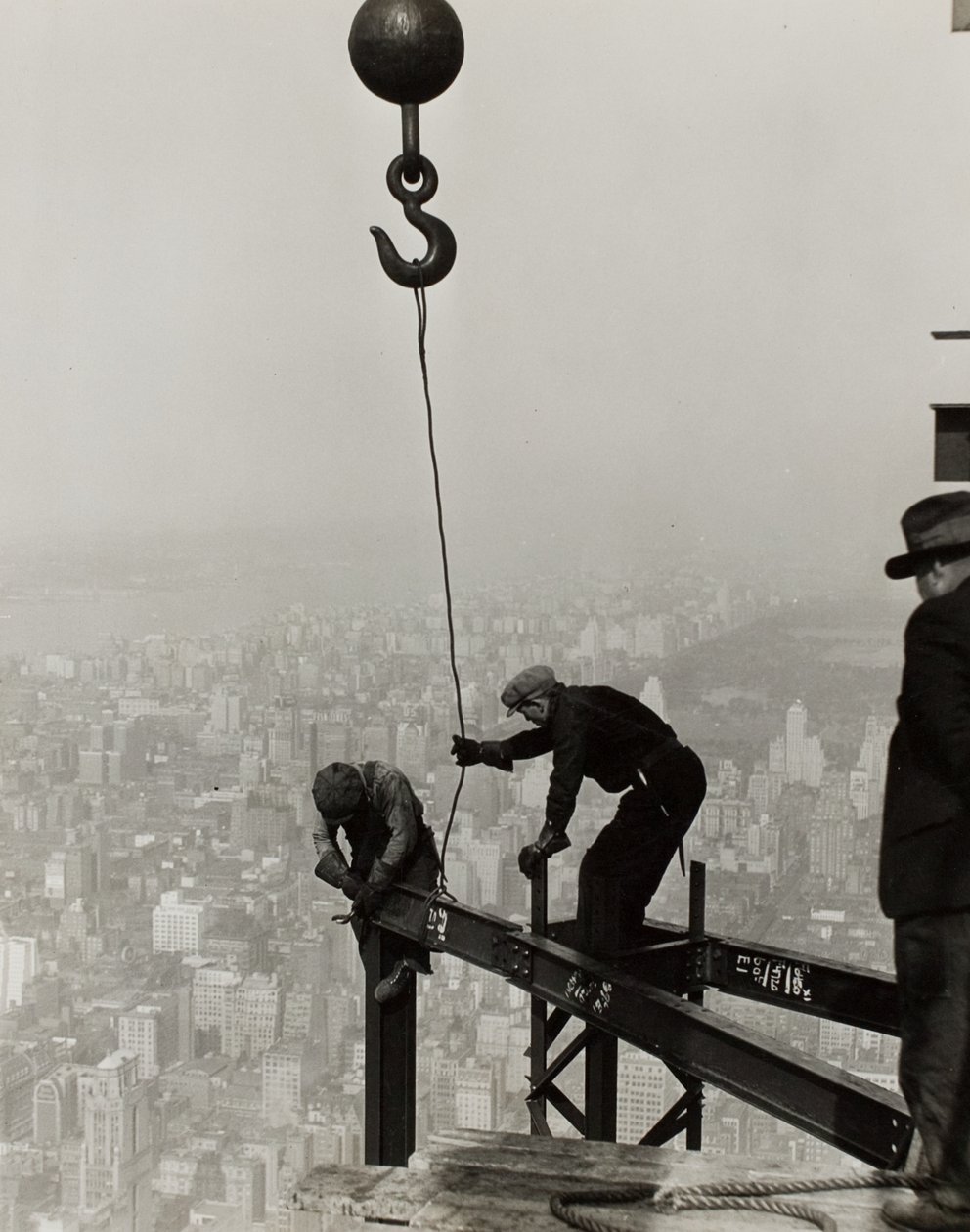En lo alto del Empire State Building, N.Y. de Lewis Wickes Hine