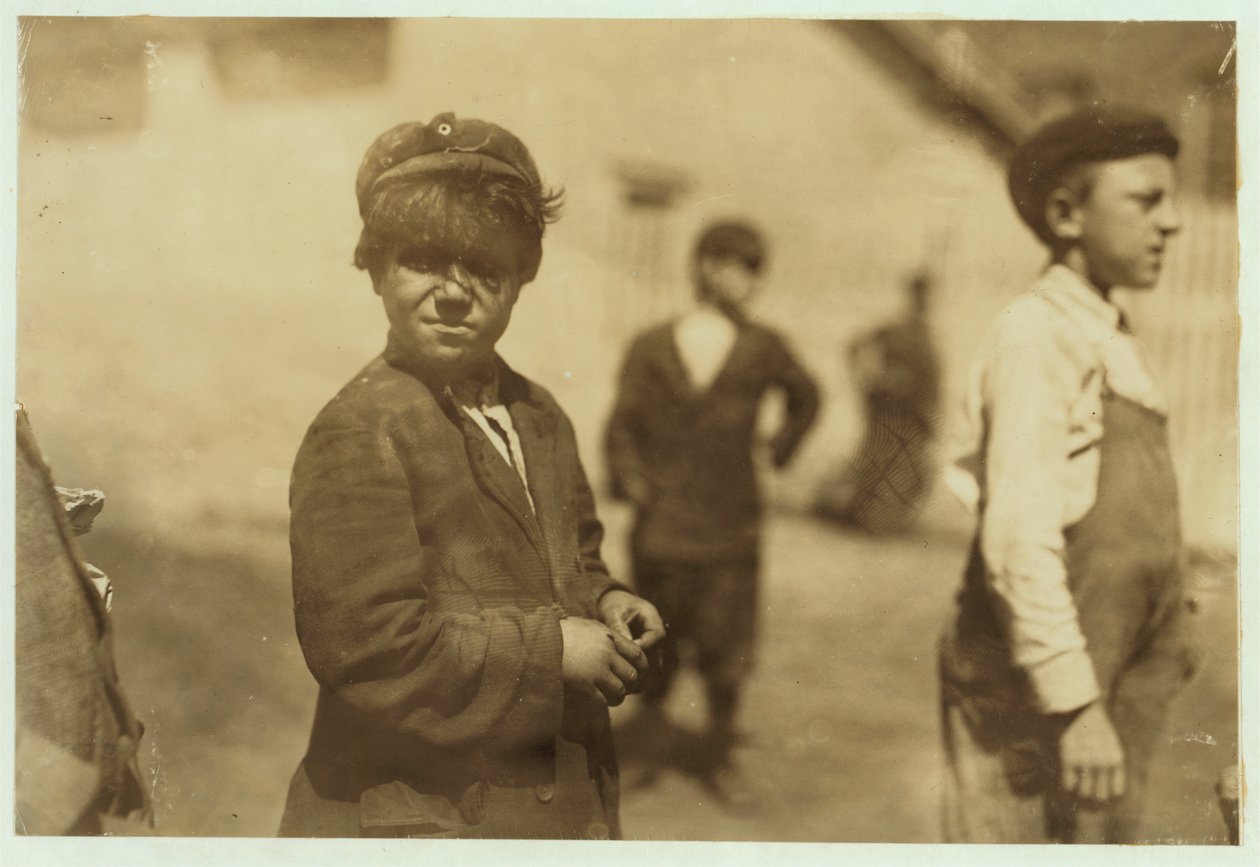 Joe (Jose) Mello, de 8 o 9 años trabaja como barrendero en una fábrica en New Bedford, Massachusetts, 1911 de Lewis Wickes Hine