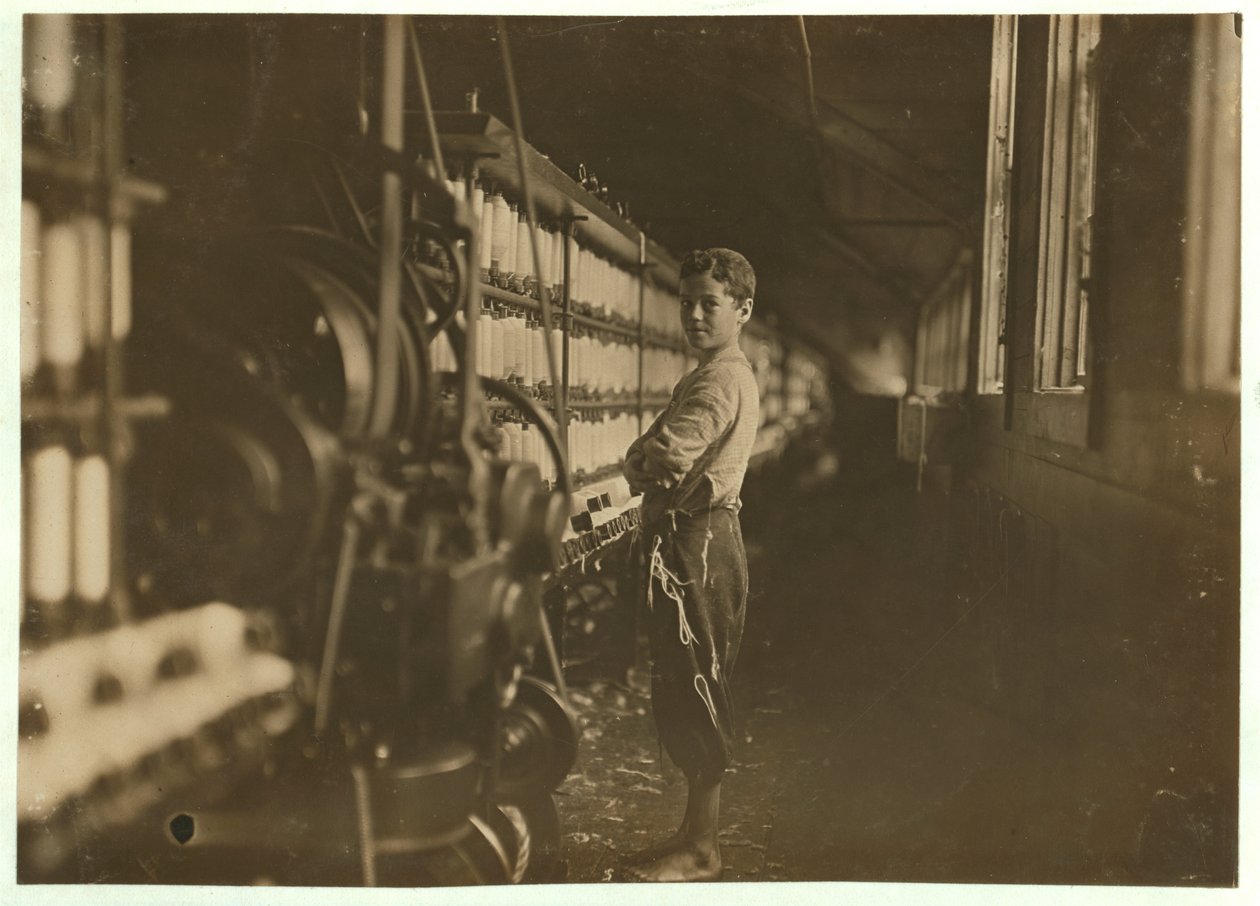 John Dempsey, 11 o 12 años, trabajador de sábado en la sala de hilado de mulas en Jackson Mill, Fiskeville, Rhode Island (1909) de Lewis Wickes Hine