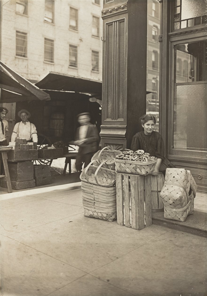 Lena Lochiavo, 11 años, vendedora de cestas y pretzels, en el mercado de la Sexta Calle frente a la entrada del salón, Cincinnati, Ohio, agosto de 1908 de Lewis Wickes Hine