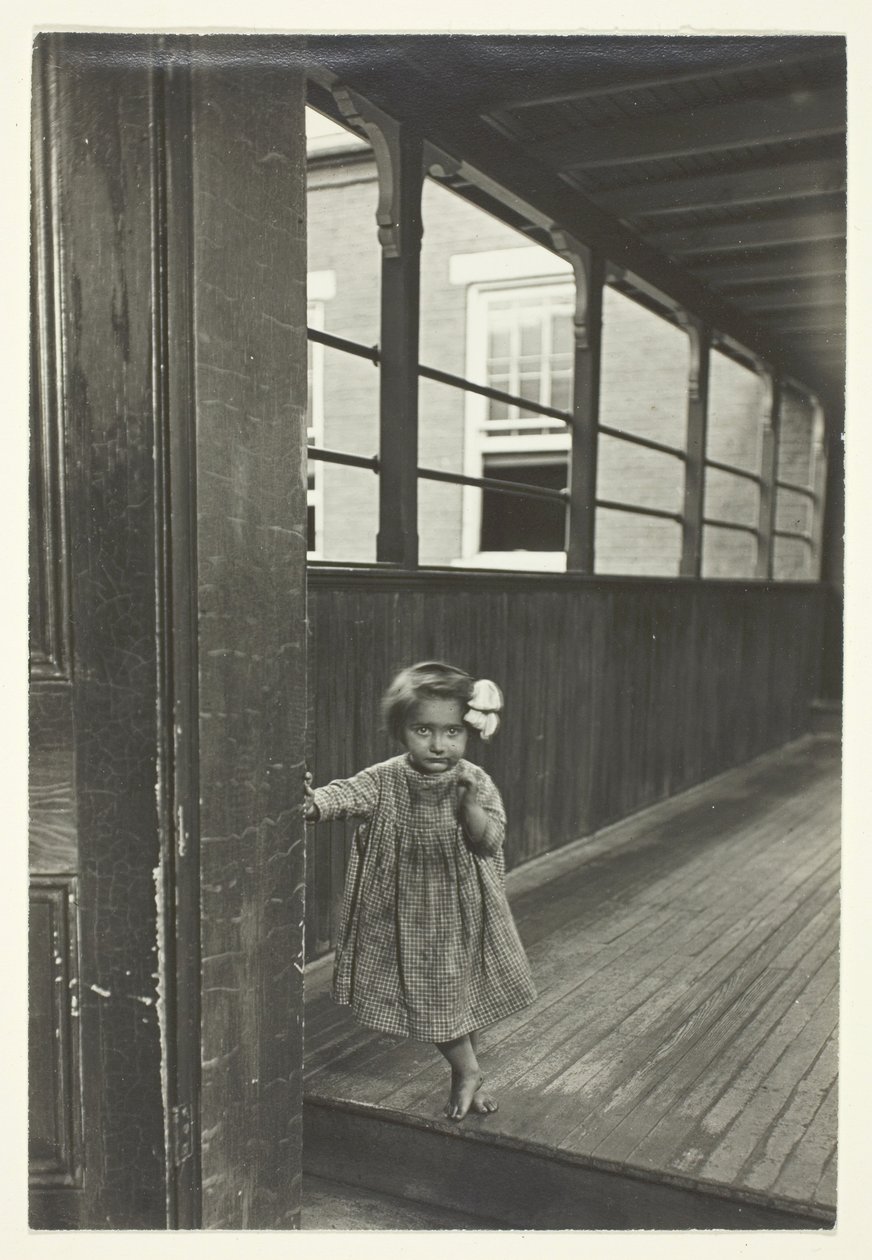 Niña de pie a la entrada de una galería de Lewis Wickes Hine