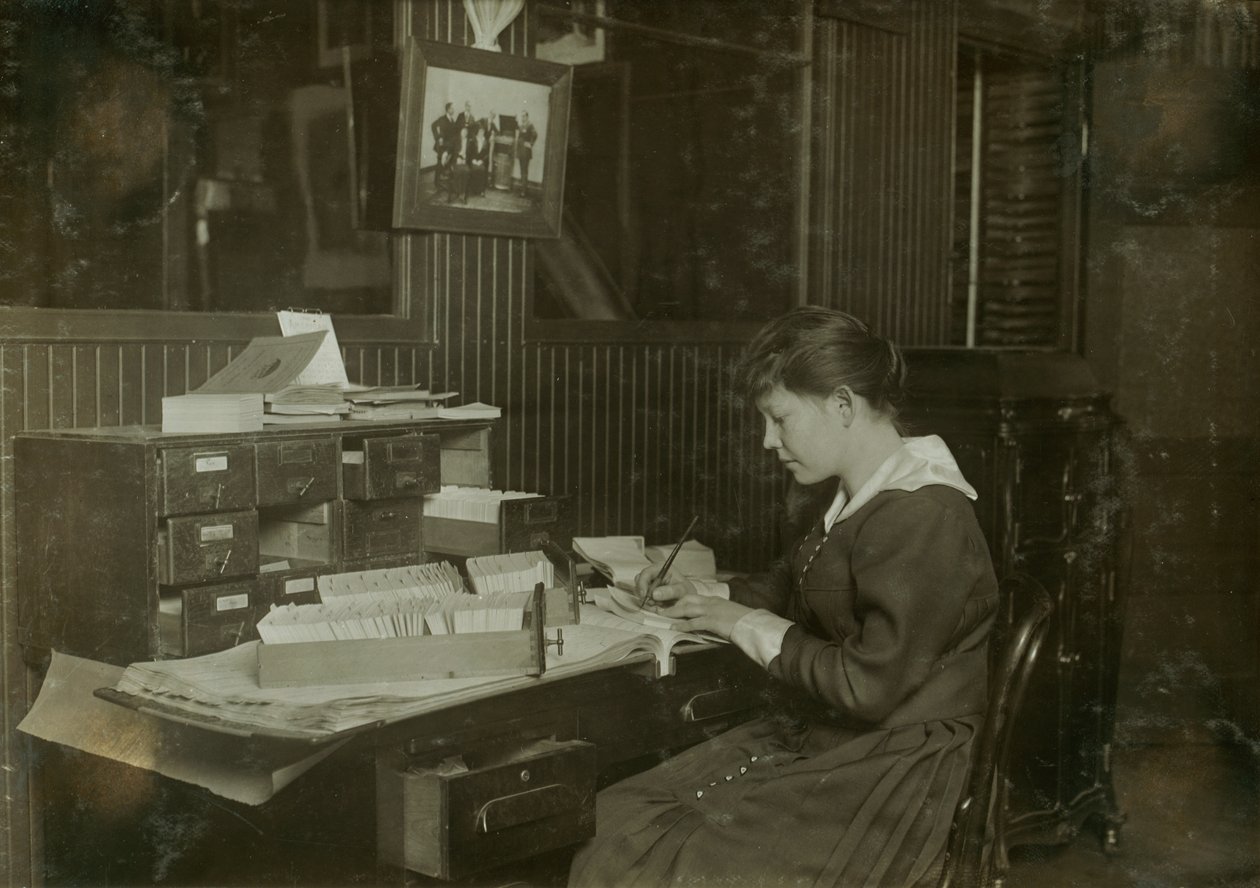 Malvina Amundsen, una oficinista de 15 años de la Eastern Talking Machine Co. de la calle Tremont 177 en Boston, Massachusetts. de Lewis Wickes Hine