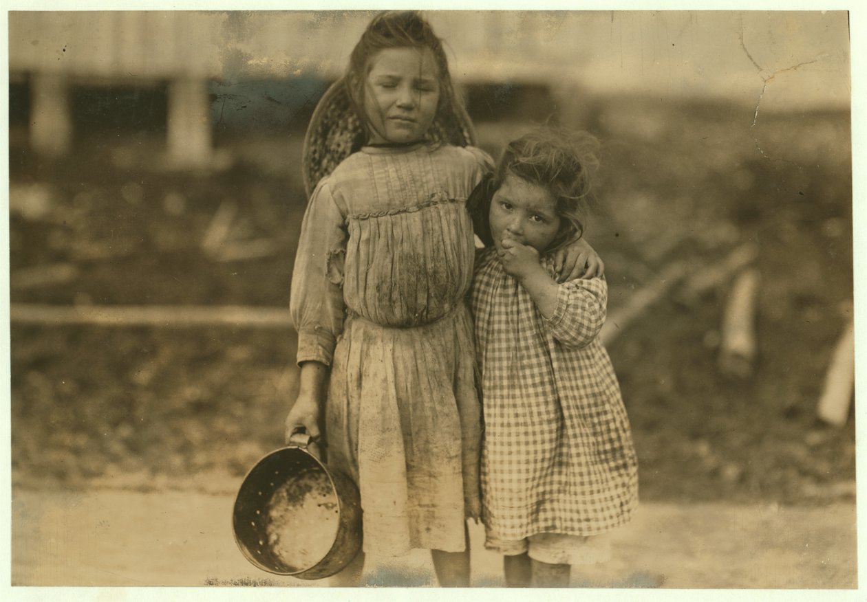Maud y Grade Daly, de 5 y 3 años, recogen un pote de camarones cada día para la Peerless Oyster Company, Bay St. Louis, Mississippi, 1911 de Lewis Wickes Hine