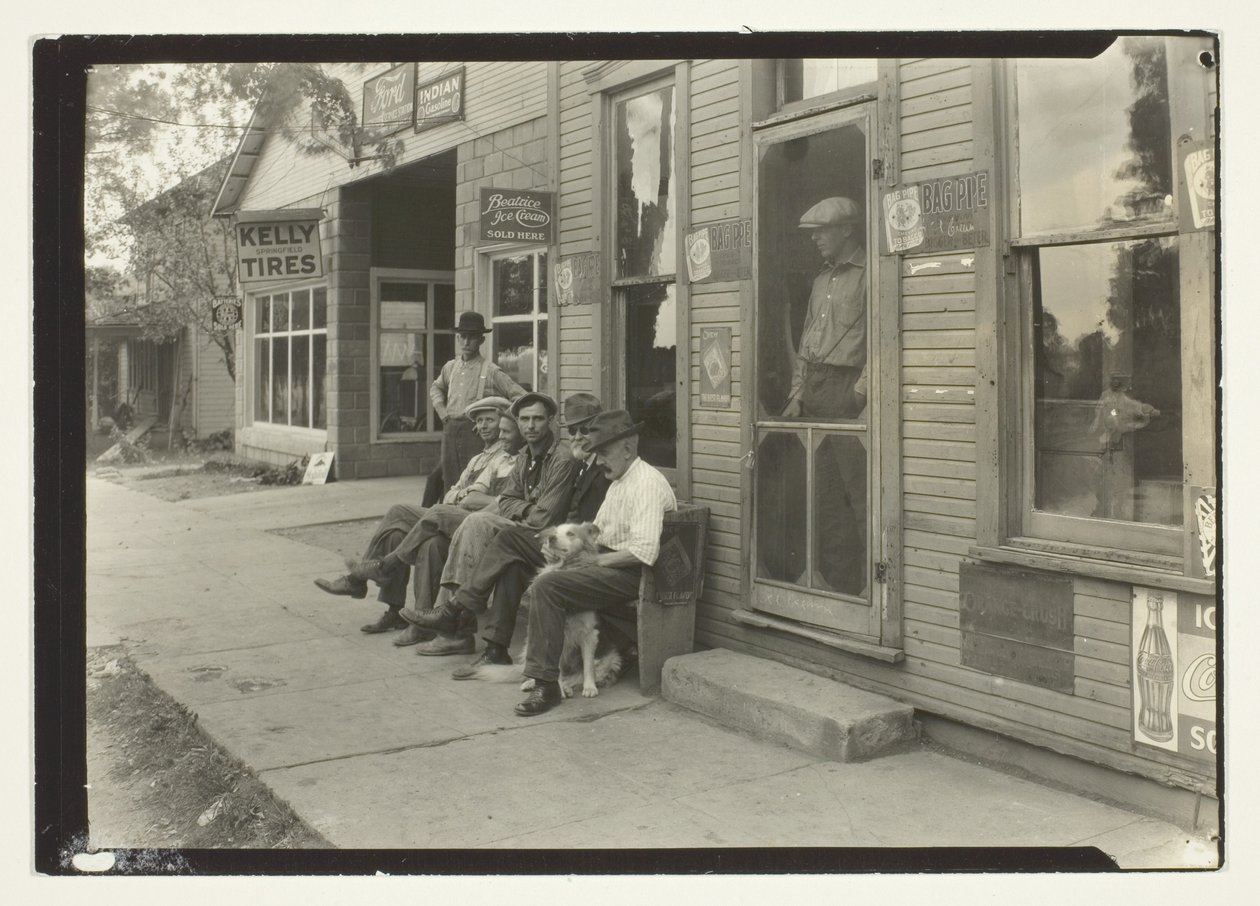 Hombres con perro sentados en un banco frente a un almacén de Lewis Wickes Hine