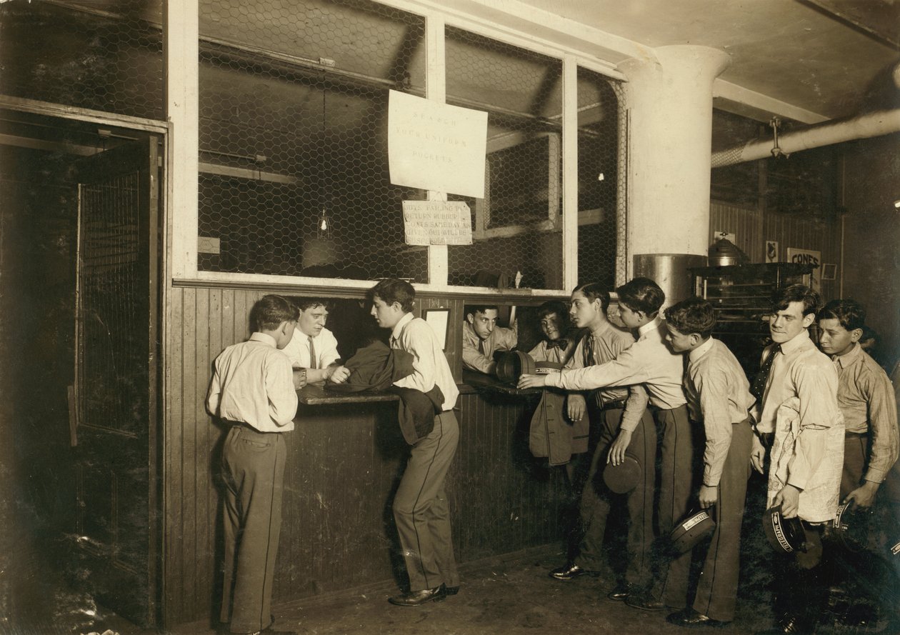 Mensajeros entregando sus uniformes en la oficina principal de la Postal Telegraph Co. en Nueva York. de Lewis Wickes Hine