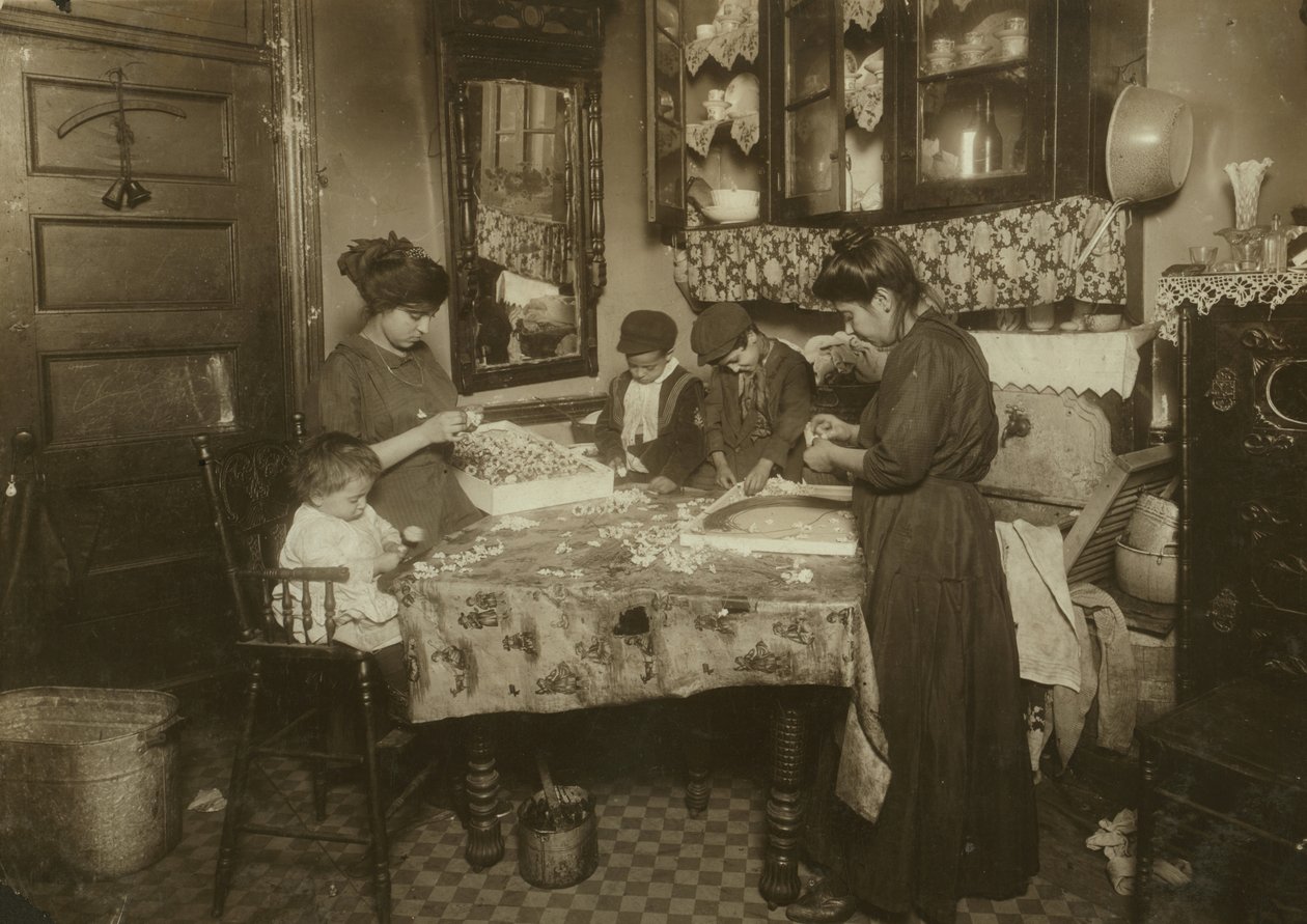 Sra. Mette y sus hijos (Josephine 13, Nicholas 6 y Johnnie 8 ganando juntos solo 40-50 centavos al día) haciendo flores en un sucio apartamento de Nueva York, 1911 de Lewis Wickes Hine