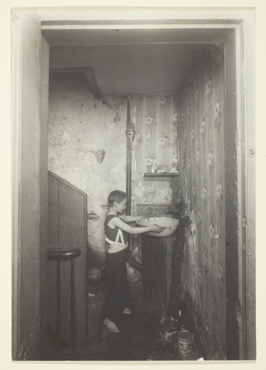 Un Grifo A Un Piso. Vivienda antigua en Nueva York de Lewis Wickes Hine