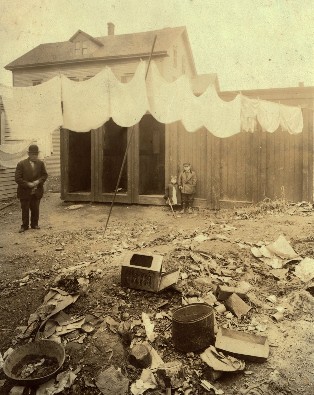 Outhouses en el patio trasero de Borden Street en Providence, Rhode Island de Lewis Wickes Hine