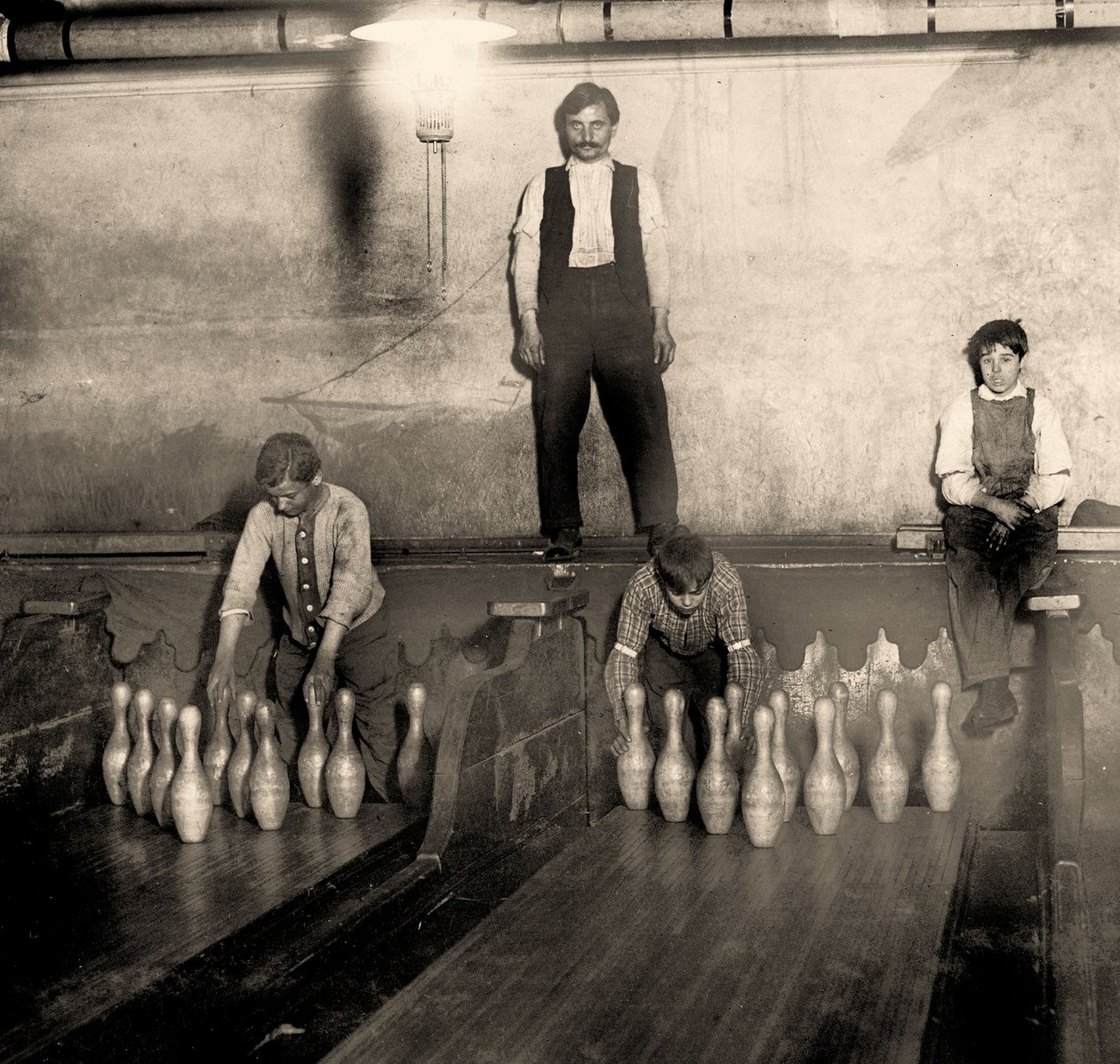 Pinboys en una bolera del metro, 65 South Street, Brooklyn. Nueva York. 1910 de Lewis Wickes Hine