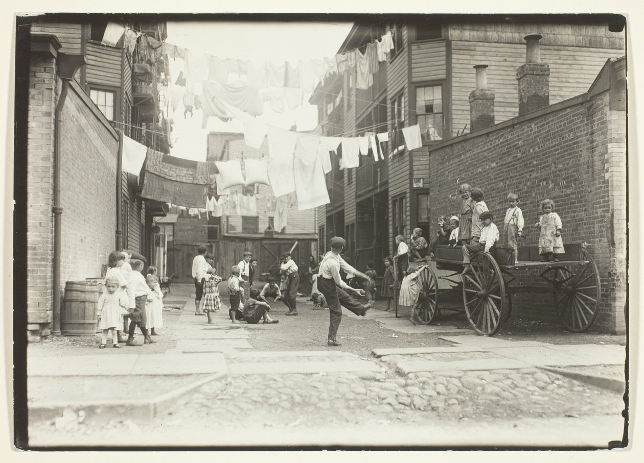 Playground in a Mill Village (Parque infantil en una callejuela de vecinos), Boston de Lewis Wickes Hine