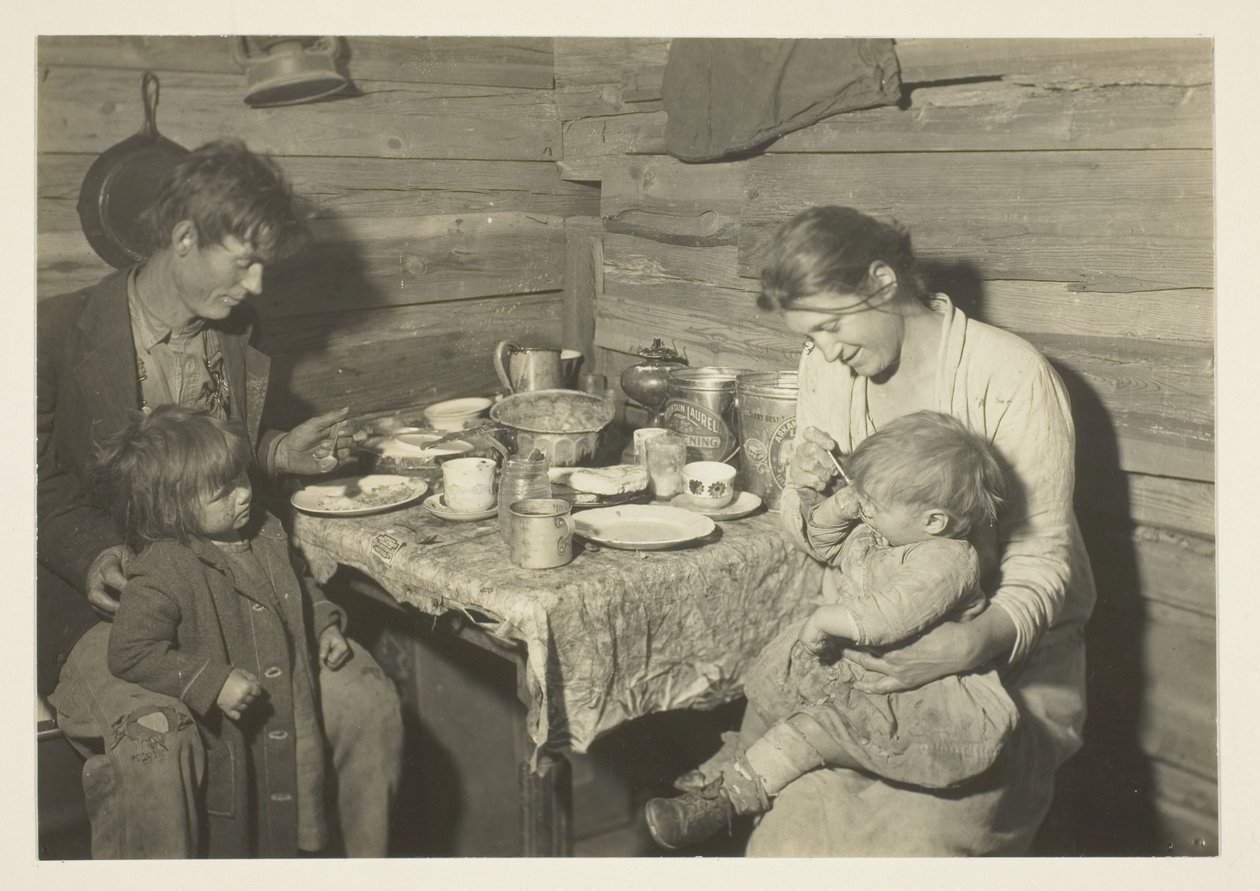 Familia rural pobre que vive en una ahumada, Oklahoma, al cuidado de la Cruz Roja de Lewis Wickes Hine