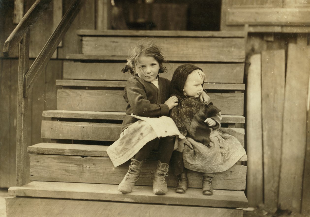 Retrato de una niña cuidando a su hermana bebé mientras el resto de la familia trabaja en la conservera local, Bayou La Batre, Alabama, EE.UU. de Lewis Wickes Hine