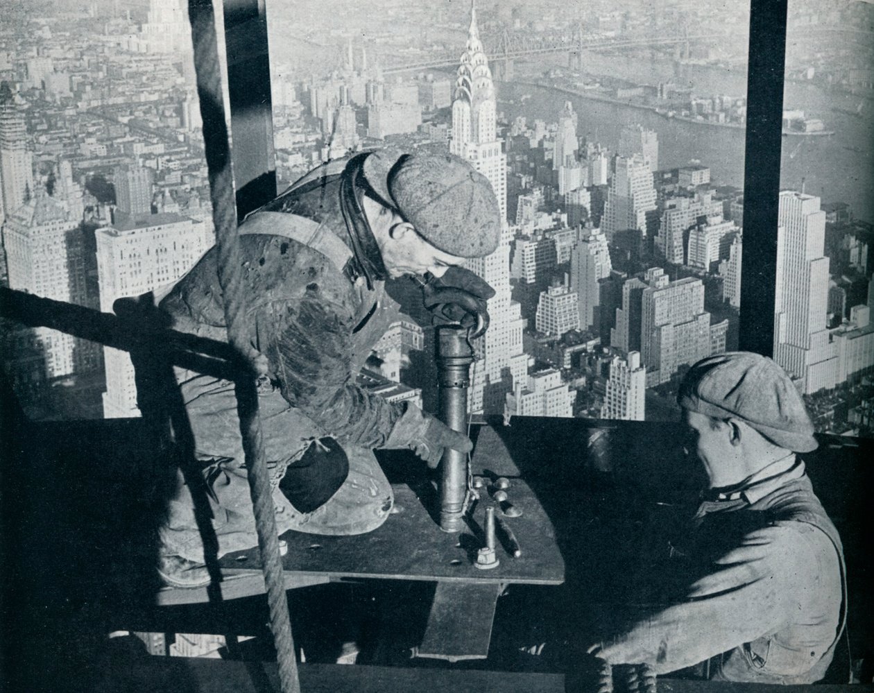 Remachando los últimos pernos en el mástil de la mañana del edificio Empire State de Lewis Wickes Hine