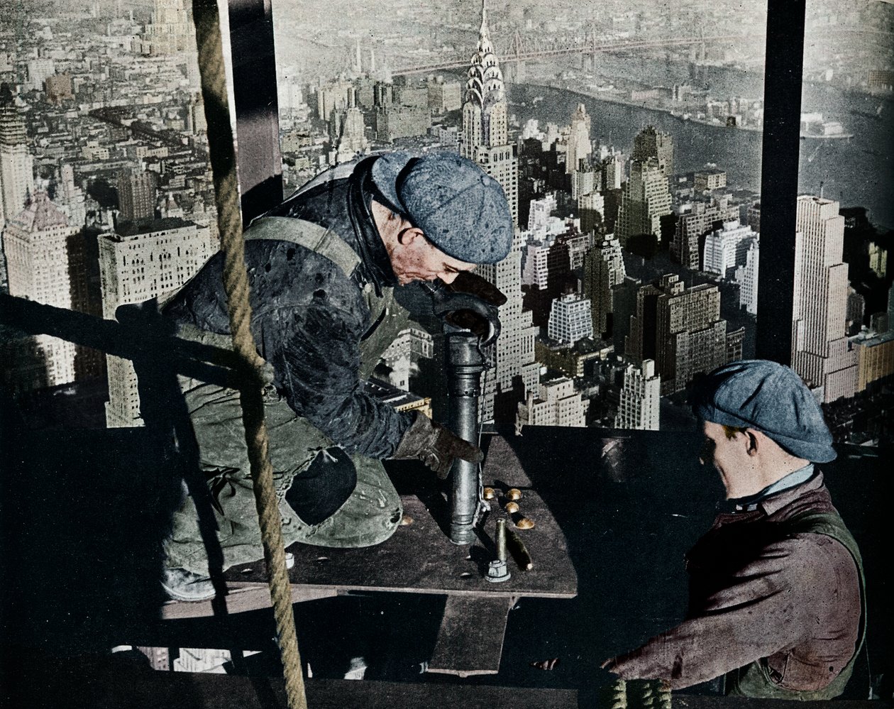 Remachando los últimos pernos en el mástil de la mañana del Empire State Building, c1931 de Lewis Wickes Hine