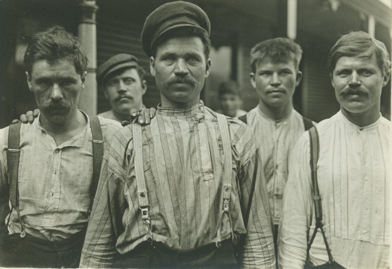 Trabajadores del Acero en la Casa de Huéspedes Rusa, Homestead, Pensilvania, 1907-8 de Lewis Wickes Hine