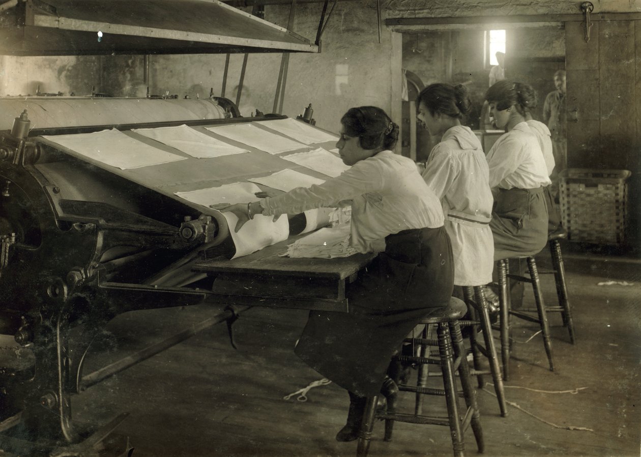 Tres jóvenes adolescentes trabajando en la lavandería Bonanno, Boston, Massachusetts de Lewis Wickes Hine