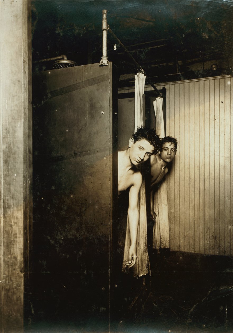 Dos niños duchándose en la Compañía Postal Telegraph, Broadway, Ciudad de Nueva York, Nueva York, EE.UU., c.1910 (fotografía sepia) de Lewis Wickes Hine