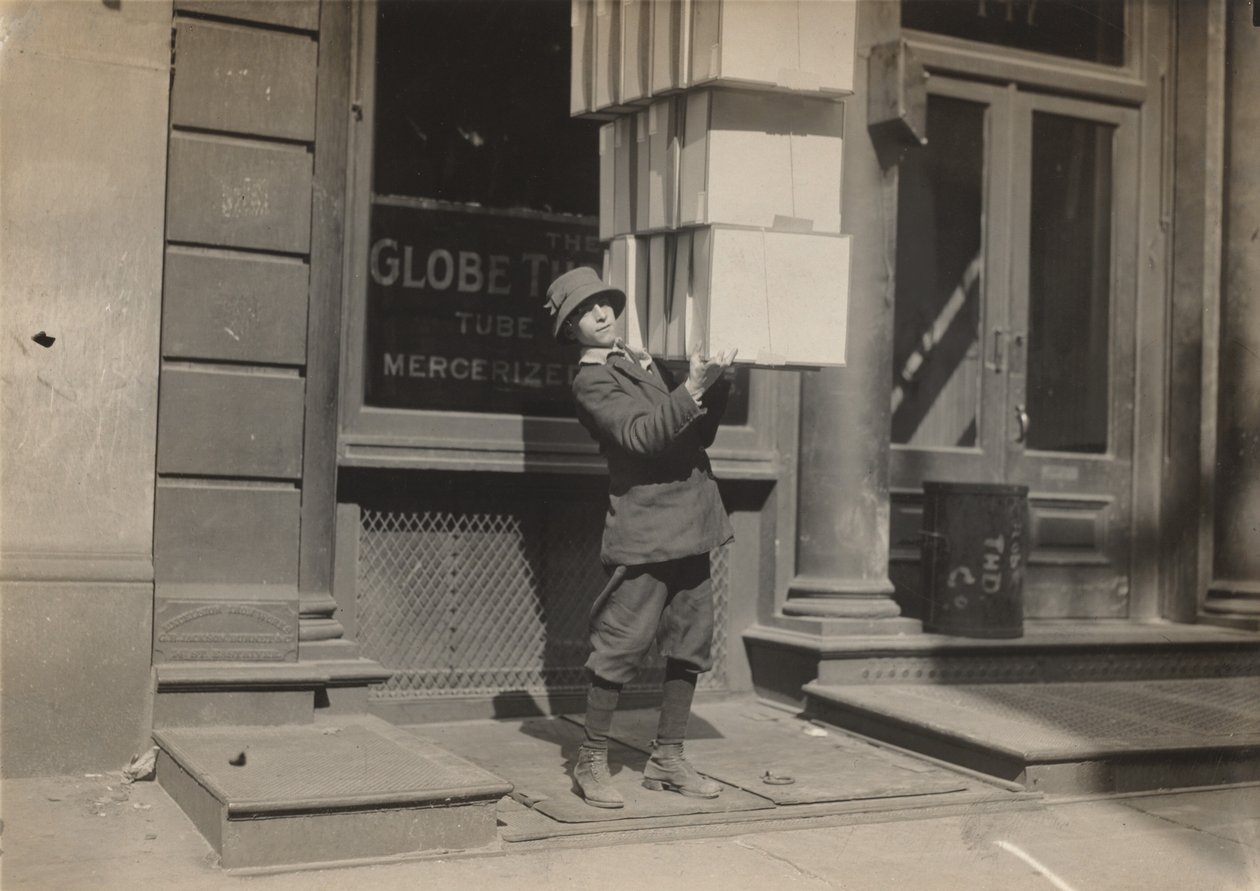 Vagonero o "chico de la cola" ayudando a cargar el vagón,c. 1914 (foto) de Lewis Wickes Hine